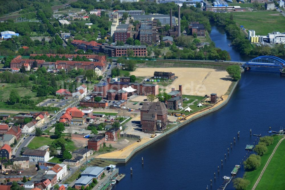 Luftaufnahme Wittenberge - Bauflächen und Bauland - Erschließungsarbeiten im Entwicklungsgebiet des Stadthafen Wittenberge am Ufer der Elbe in Wittenberge im Bundesland Brandenburg