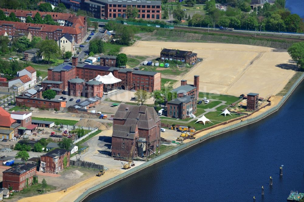 Wittenberge von oben - Bauflächen und Bauland - Erschließungsarbeiten im Entwicklungsgebiet des Stadthafen Wittenberge am Ufer der Elbe in Wittenberge im Bundesland Brandenburg