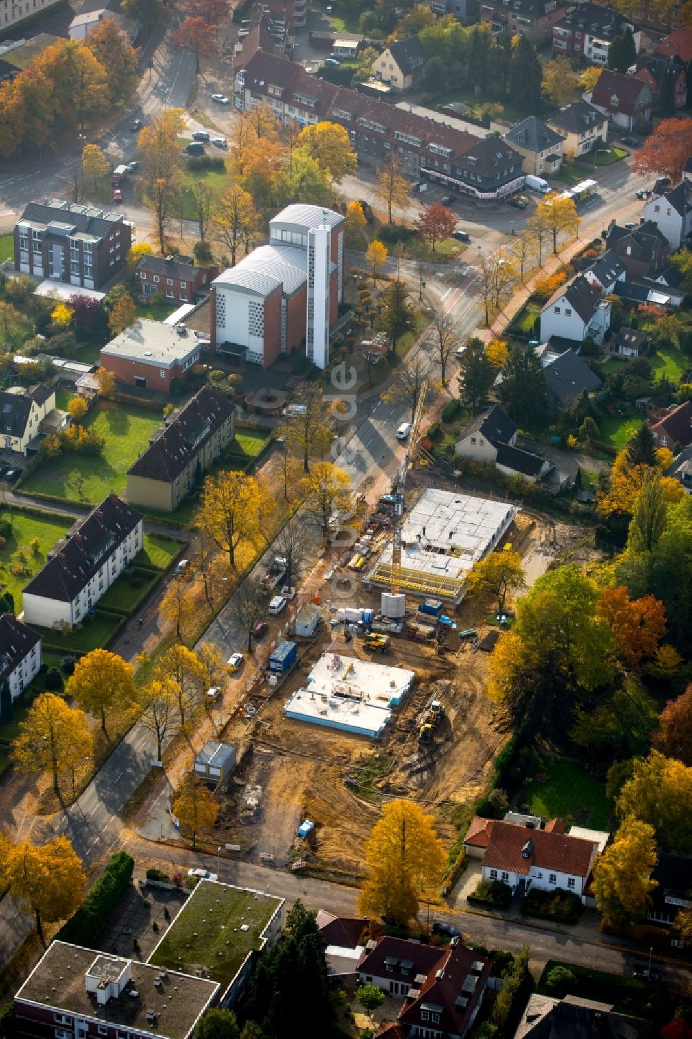 Hamm von oben - Baugebiet der Hammer Gemeinnützige Baugesellschaft und Wohngebiet an der Lippestraße im herbstlichen Ortsteil Mark in Hamm im Bundesland Nordrhein-Westfalen