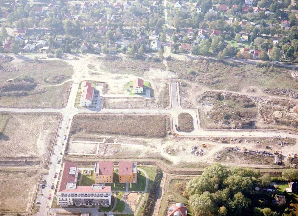 Bernau - Friedensthal aus der Vogelperspektive: Baugelände der DKB-Grundbesitzvermittlung GmbH an der Mainstraße / Ecke Dossestraße im Wohngebiet Friedensthal in Bernau / BRB