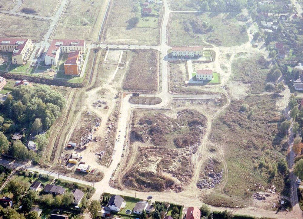 Luftbild Bernau - Friedensthal - Baugelände der DKB-Grundbesitzvermittlung GmbH an der Mainstraße / Ecke Dossestraße im Wohngebiet Friedensthal in Bernau / BRB