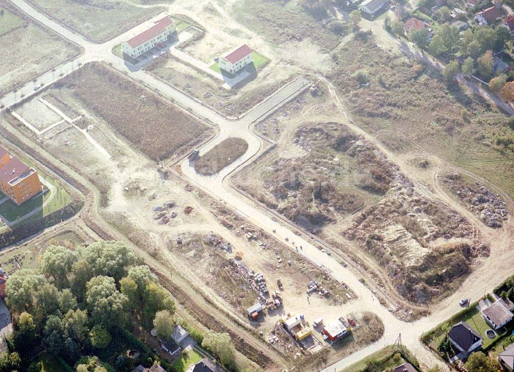 Luftaufnahme Bernau - Friedensthal - Baugelände der DKB-Grundbesitzvermittlung GmbH an der Mainstraße / Ecke Dossestraße im Wohngebiet Friedensthal in Bernau / BRB