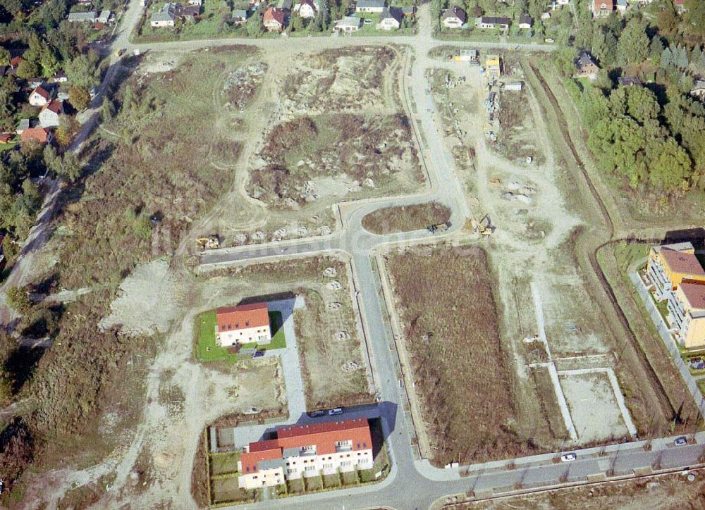 Bernau - Friedensthal von oben - Baugelände der DKB-Grundbesitzvermittlung GmbH an der Mainstraße / Ecke Dossestraße im Wohngebiet Friedensthal in Bernau / BRB