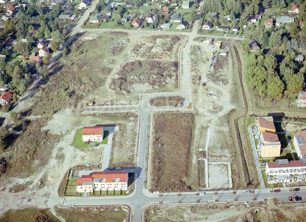 Bernau - Friedensthal aus der Vogelperspektive: Baugelände der DKB-Grundbesitzvermittlung GmbH an der Mainstraße / Ecke Dossestraße im Wohngebiet Friedensthal in Bernau / BRB