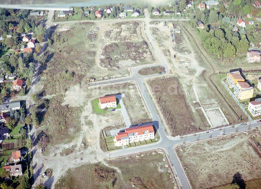 Luftbild Bernau - Friedensthal - Baugelände der DKB-Grundbesitzvermittlung GmbH an der Mainstraße / Ecke Dossestraße im Wohngebiet Friedensthal in Bernau / BRB