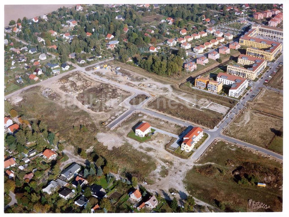 Luftaufnahme Bernau - Friedensthal - Baugelände der DKB-Grundbesitzvermittlung GmbH an der Mainstraße / Ecke Dossestraße im Wohngebiet Friedensthal in Bernau / BRB