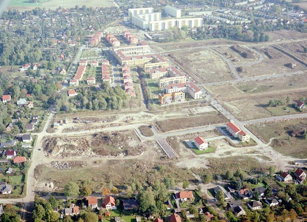 Bernau - Friedensthal von oben - Baugelände der DKB-Grundbesitzvermittlung GmbH an der Mainstraße / Ecke Dossestraße im Wohngebiet Friedensthal in Bernau / BRB