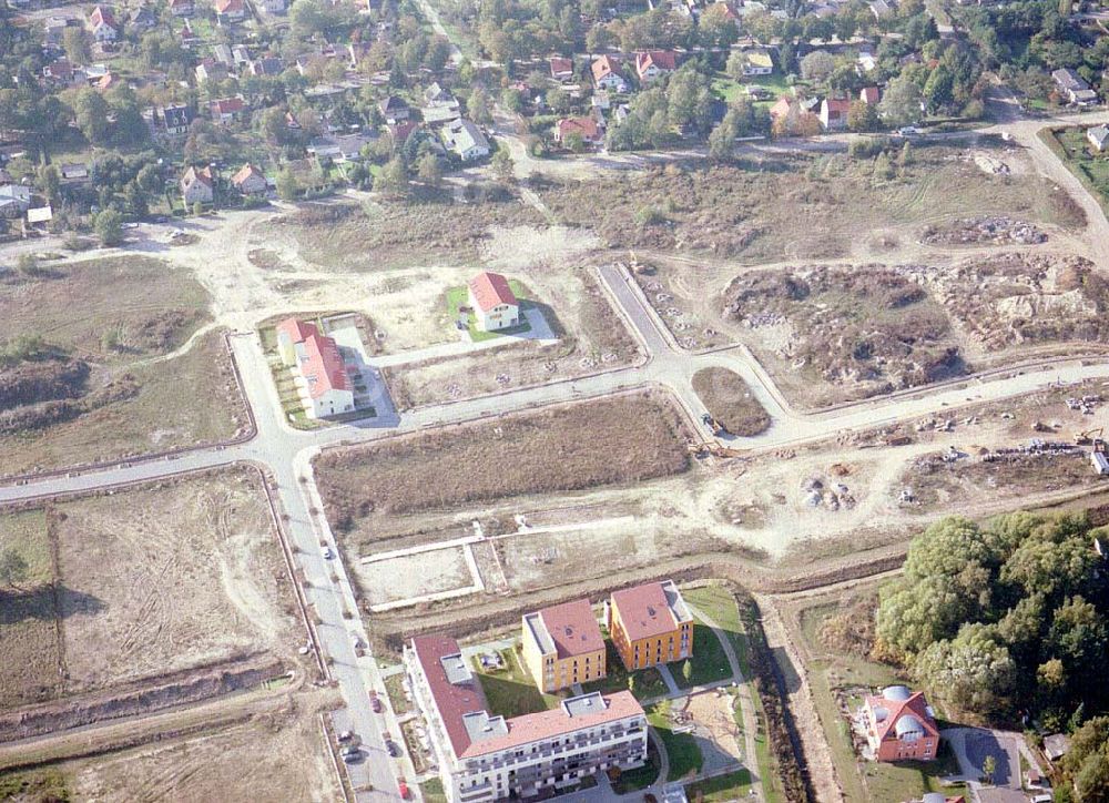 Luftaufnahme Bernau - Friedensthal - Baugelände der DKB-Grundbesitzvermittlung GmbH an der Mainstraße / Ecke Dossestraße im Wohngebiet Friedensthal in Bernau / BRB