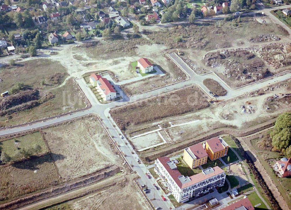 Bernau - Friedensthal von oben - Baugelände der DKB-Grundbesitzvermittlung GmbH an der Mainstraße / Ecke Dossestraße im Wohngebiet Friedensthal in Bernau / BRB