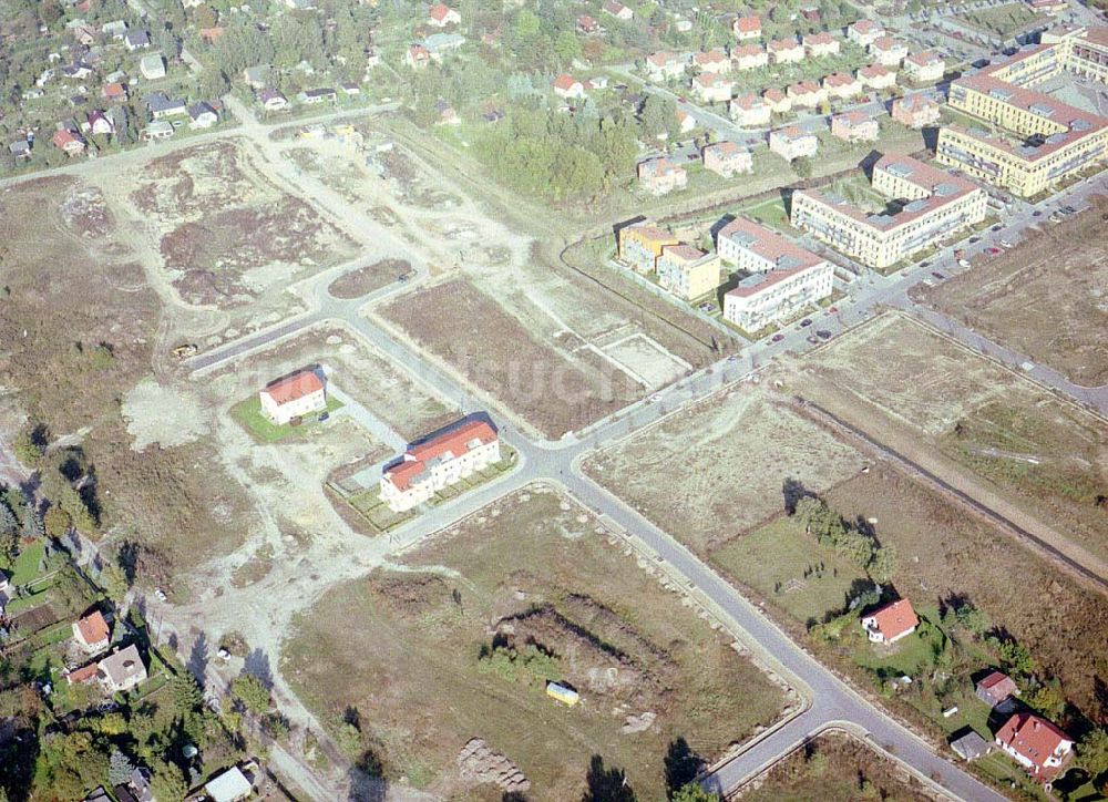 Bernau - Friedensthal aus der Vogelperspektive: Baugelände der DKB-Grundbesitzvermittlung GmbH an der Mainstraße / Ecke Dossestraße im Wohngebiet Friedensthal in Bernau / BRB