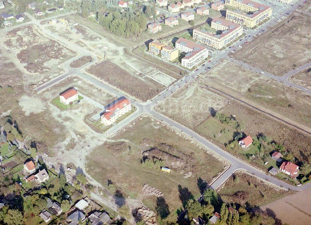 Luftbild Bernau - Friedensthal - Baugelände der DKB-Grundbesitzvermittlung GmbH an der Mainstraße / Ecke Dossestraße im Wohngebiet Friedensthal in Bernau / BRB