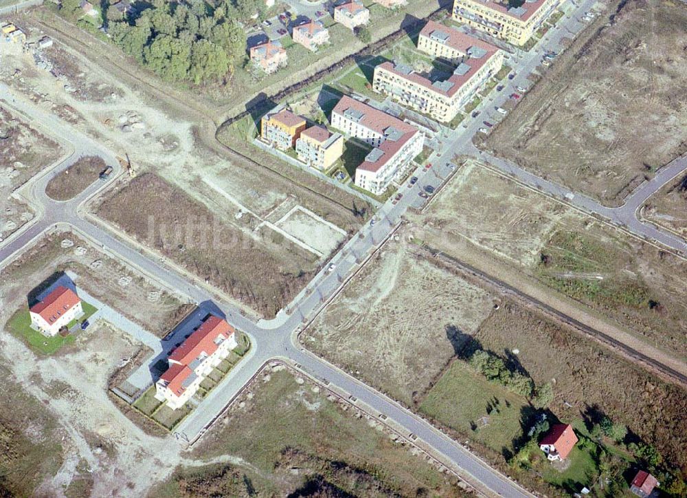 Luftaufnahme Bernau - Friedensthal - Baugelände der DKB-Grundbesitzvermittlung GmbH an der Mainstraße / Ecke Dossestraße im Wohngebiet Friedensthal in Bernau / BRB