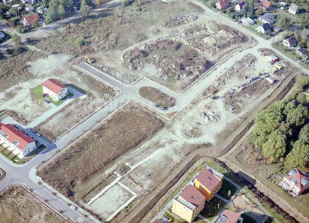 Luftaufnahme Bernau - Friedensthal - Baugelände der DKB-Grundbesitzvermittlung GmbH an der Mainstraße / Ecke Dossestraße im Wohngebiet Friedensthal in Bernau / BRB