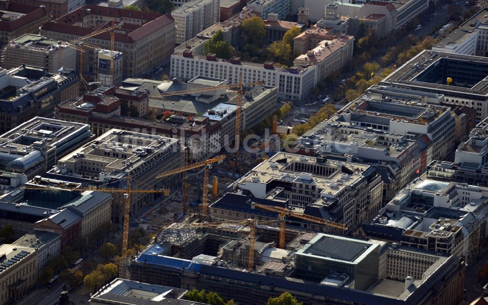 Luftbild Berlin - Baugeschehen auf dem Boulevard und am Gebäude der Staatsbibliothek Unter den Linden in Berlin - Mitte