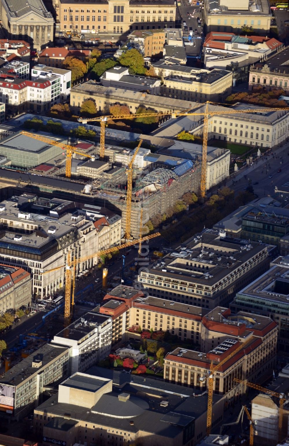 Berlin von oben - Baugeschehen auf dem Boulevard und am historischen Gebäude der Staatsbibliothek Unter den Linden in Berlin - Mitte