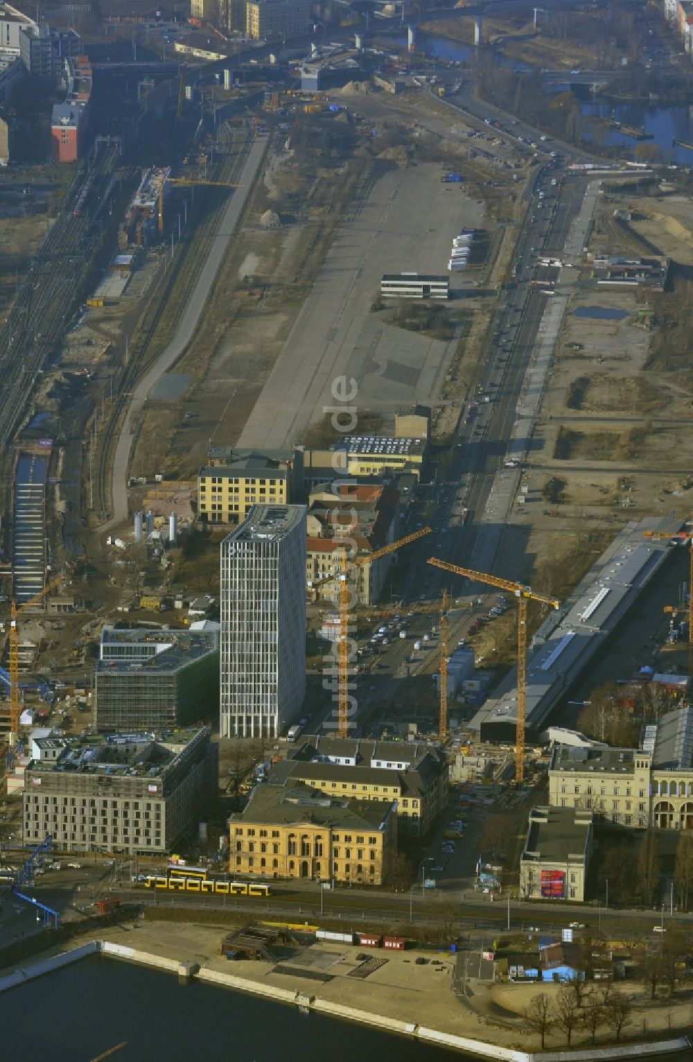 Berlin Moabit aus der Vogelperspektive: Baugeschehen auf dem Entwicklungsgebiet Europacity an der Heidestraße am Spreeufer im Ortsteil Moabit in Berlin