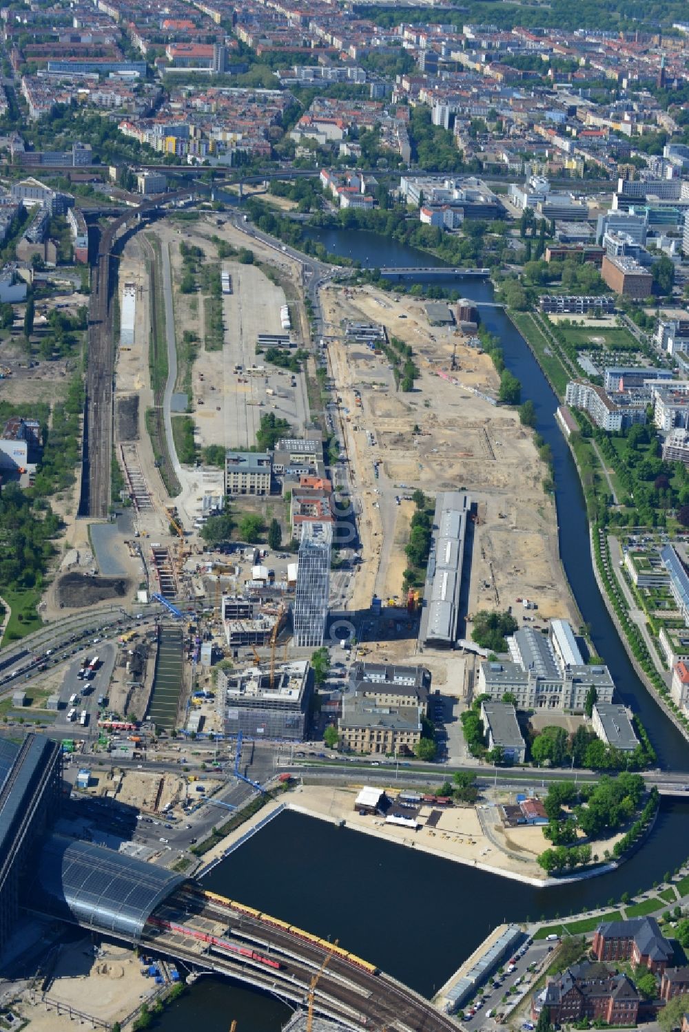 Berlin aus der Vogelperspektive: Baugeschehen auf dem Entwicklungsgebiet Europacity an der Heidestraße am Spreeufer im Ortsteil Moabit in Berlin - Mitte