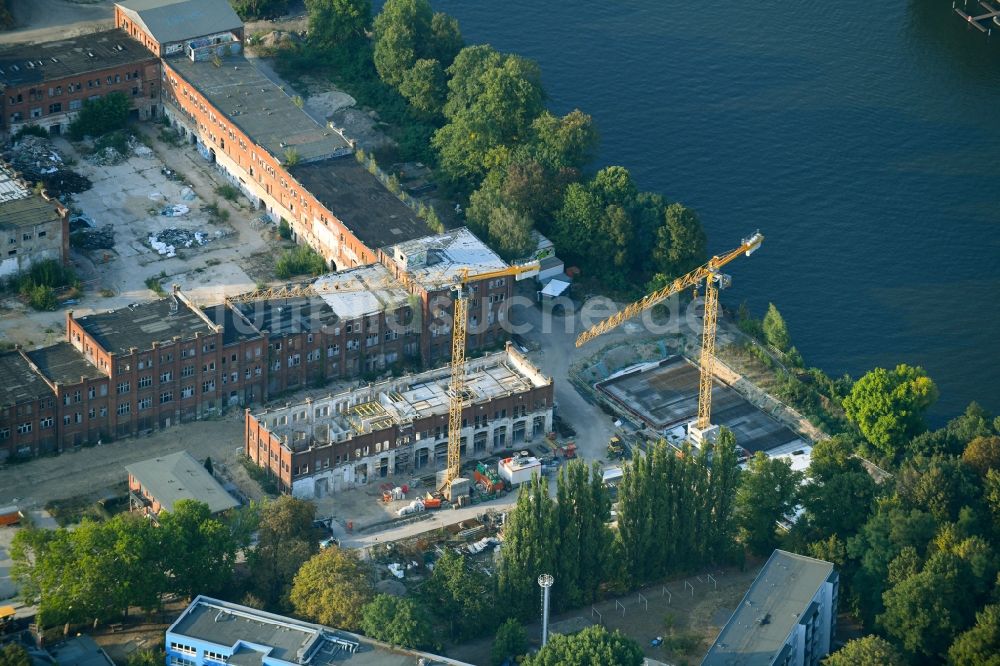 Luftaufnahme Berlin - Baugeschehen am Gebäudekomplex der alten REWATEX - Wäscherei im Ortsteil Spindlersfeld in Berlin, Deutschland