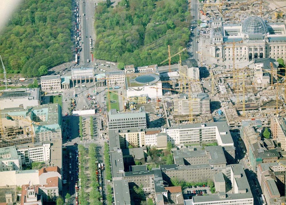 Berlin aus der Vogelperspektive: Baugeschehen am Pariser Platz in Berlin-Mitte.