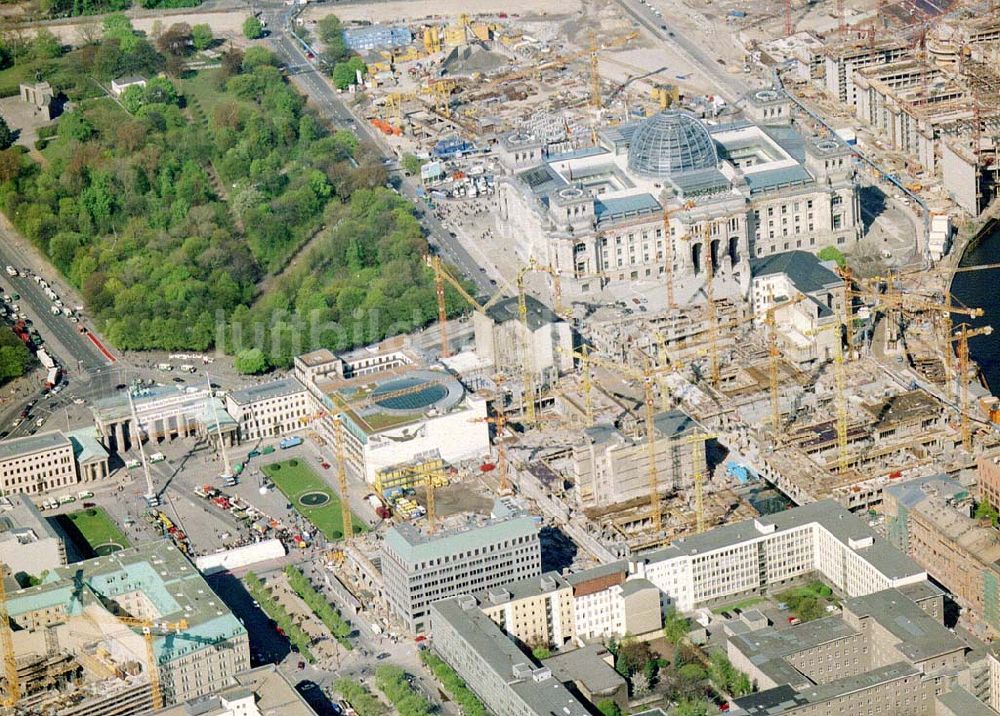 Luftbild Berlin - Baugeschehen am Pariser Platz in Berlin-Mitte.