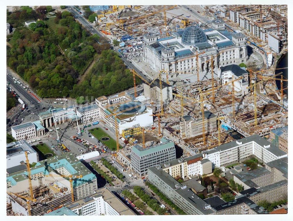 Berlin von oben - Baugeschehen am Pariser Platz in Berlin-Mitte.