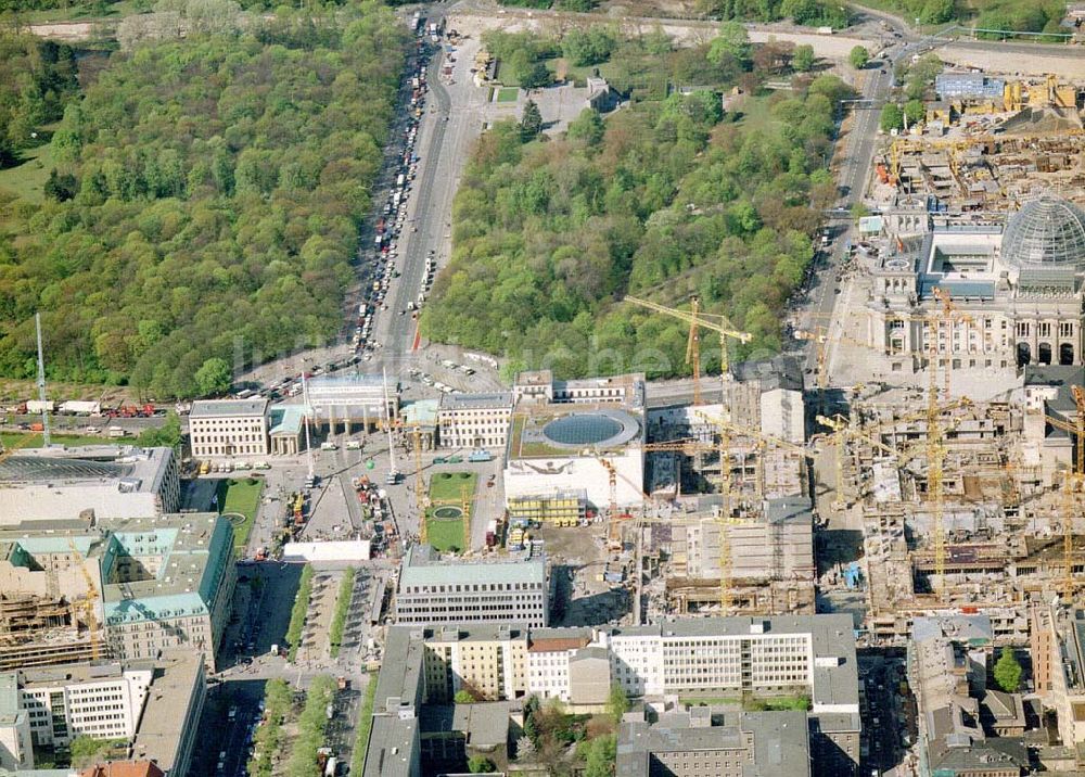 Luftbild Berlin - Baugeschehen am Pariser Platz in Berlin-Mitte.