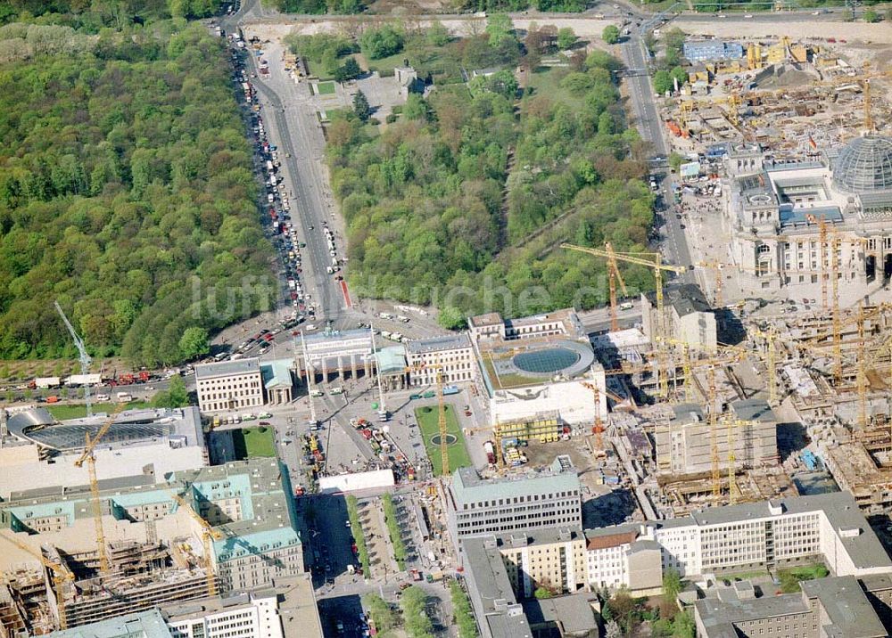 Luftaufnahme Berlin - Baugeschehen am Pariser Platz in Berlin-Mitte.