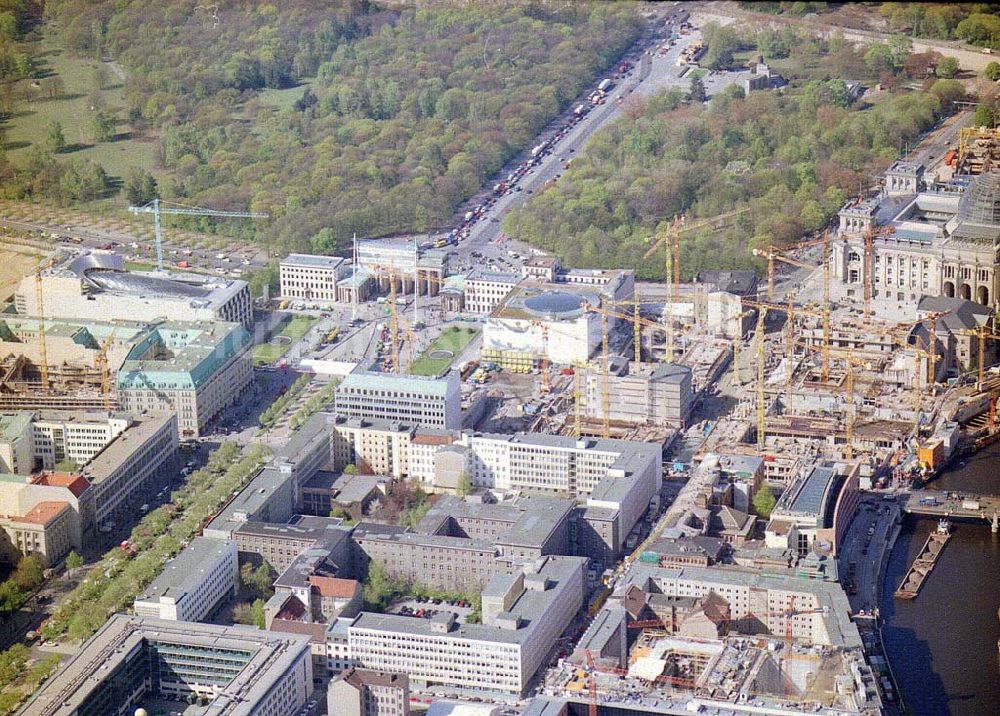 Berlin von oben - Baugeschehen am Pariser Platz in Berlin-Mitte.