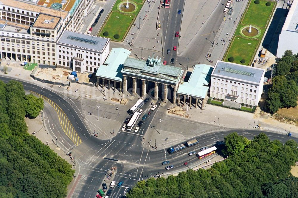 Berlin Mitte von oben - Baugeschehen am Pariser Platz - Brandenburger Tor in Berlin Mitte