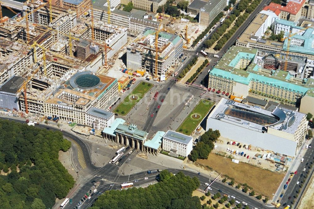 Berlin Mitte aus der Vogelperspektive: Baugeschehen am Pariser Platz - Brandenburger Tor in Berlin Mitte