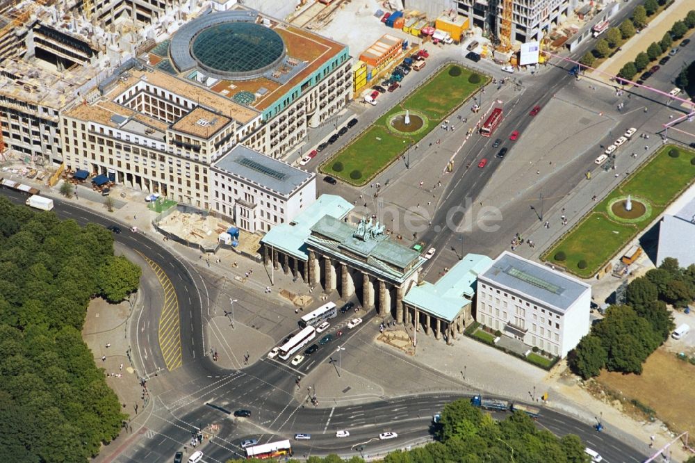 Luftbild Berlin Mitte - Baugeschehen am Pariser Platz - Brandenburger Tor in Berlin Mitte