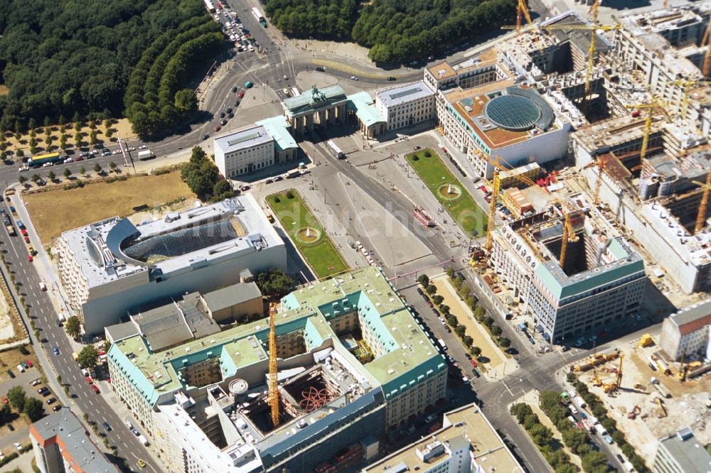 Luftaufnahme Berlin Mitte - Baugeschehen am Pariser Platz - Brandenburger Tor in Berlin Mitte