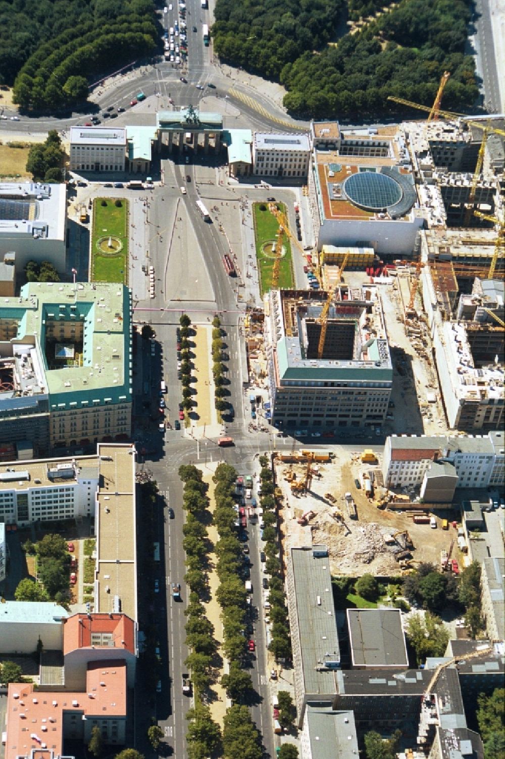 Berlin Mitte von oben - Baugeschehen am Pariser Platz - Brandenburger Tor in Berlin Mitte