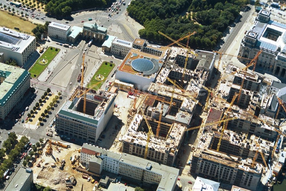 Berlin Mitte aus der Vogelperspektive: Baugeschehen am Pariser Platz - Brandenburger Tor in Berlin Mitte