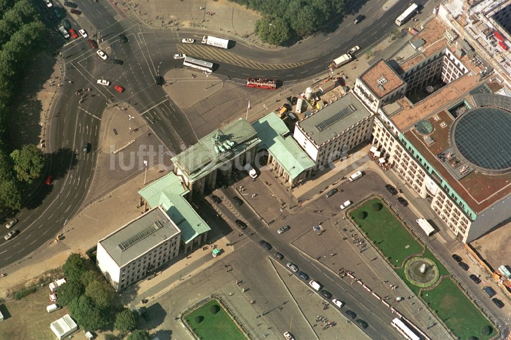 Berlin Mitte aus der Vogelperspektive: Baugeschehen am Pariser Platz - Brandenburger Tor in Berlin Mitte