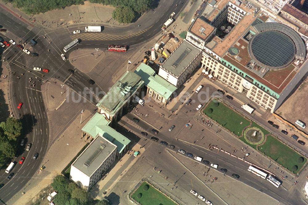 Luftbild Berlin Mitte - Baugeschehen am Pariser Platz - Brandenburger Tor in Berlin Mitte