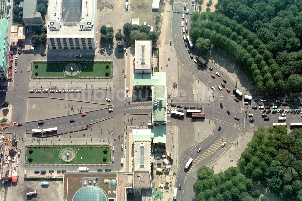 Luftaufnahme Berlin Mitte - Baugeschehen am Pariser Platz - Brandenburger Tor in Berlin Mitte