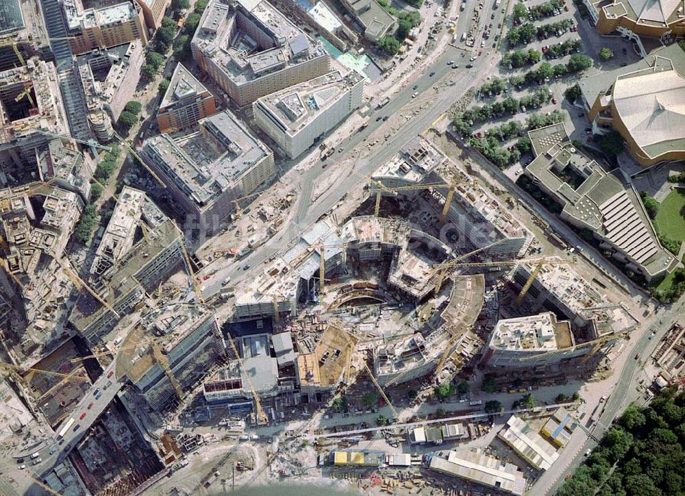 Luftaufnahme Berlin-Tiergarten - Baugeschehen am Sony-Center auf dem Potsdamer Platz in Berlin-Tiergarten.