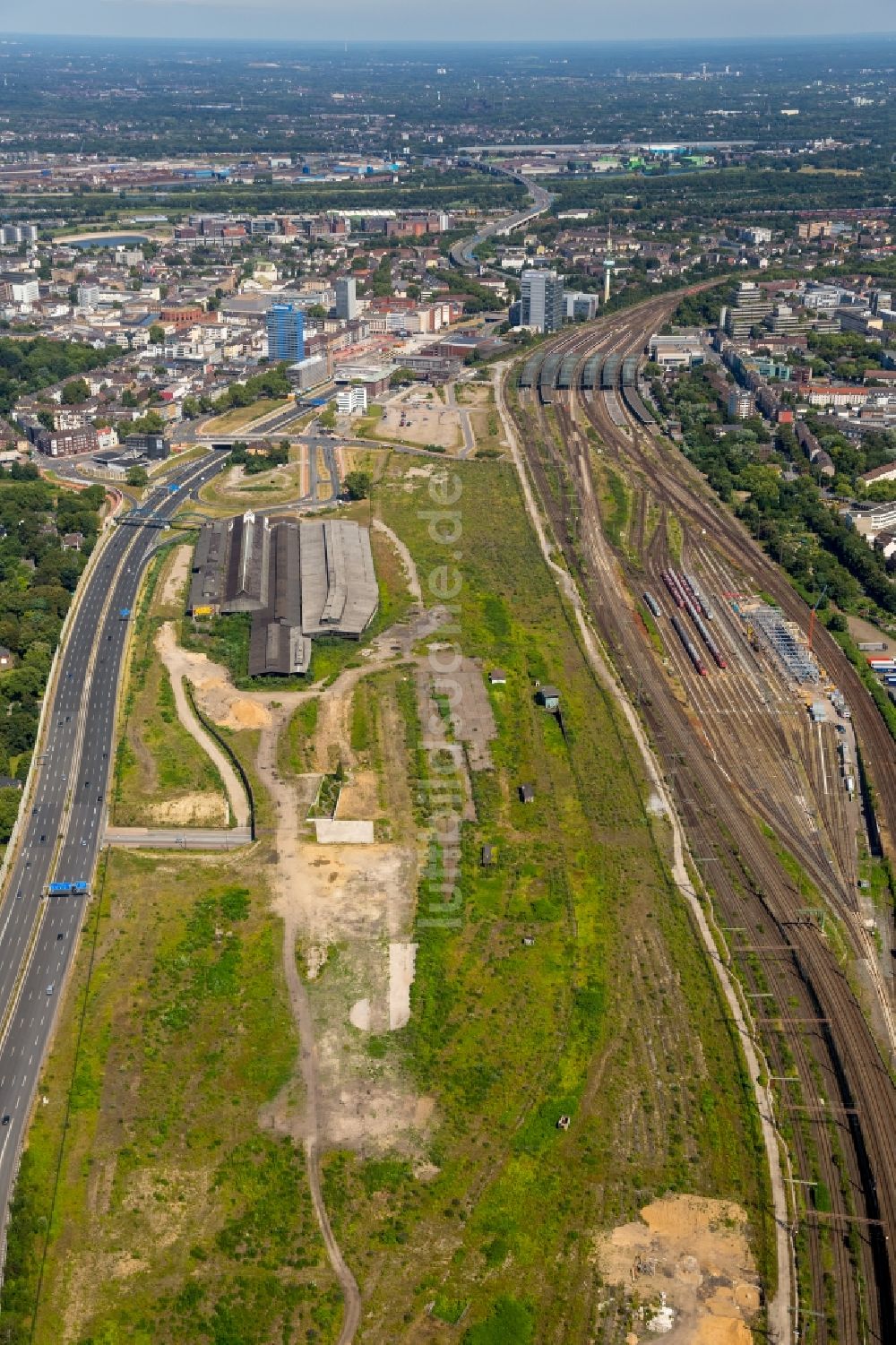 Luftbild Duisburg - Bauland- Brache zwischen dem ehemaligen Güterbahnhof und der A59 in Duisburg im Bundesland Nordrhein-Westfalen