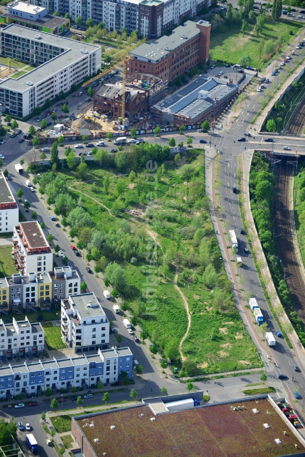 Luftaufnahme Berlin - Bauland auf dem Stadtenwicklungsgebiet an der Erich-Nelhans-Straße - Hermann-Blankenstein-Straße im Stadtteil Friedrichshain zu Berlin