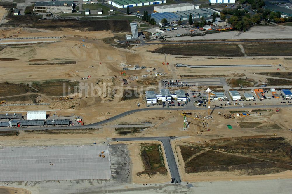 Schönefeld aus der Vogelperspektive: Baulogistik am Neubaufeld zum Flughafen Berlin-Schönefeld BBI (SXF)