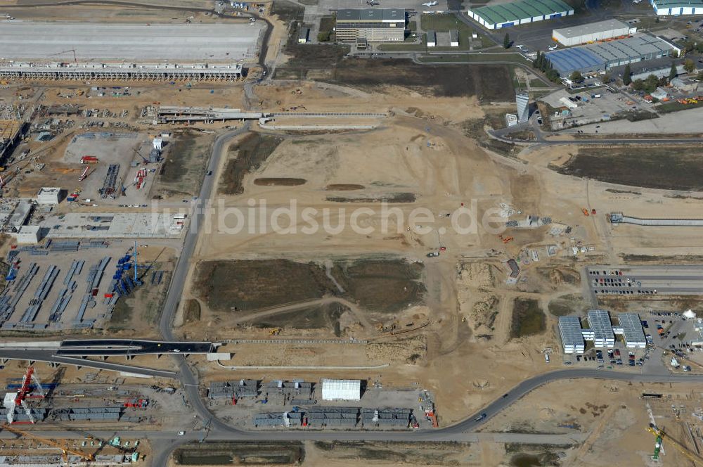 Schönefeld von oben - Baulogistik am Neubaufeld zum Flughafen Berlin-Schönefeld BBI (SXF)