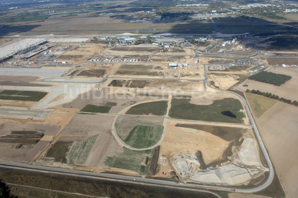 Schönefeld aus der Vogelperspektive: Baulogistik am Neubaufeld zum Flughafen Berlin-Schönefeld BBI (SXF)