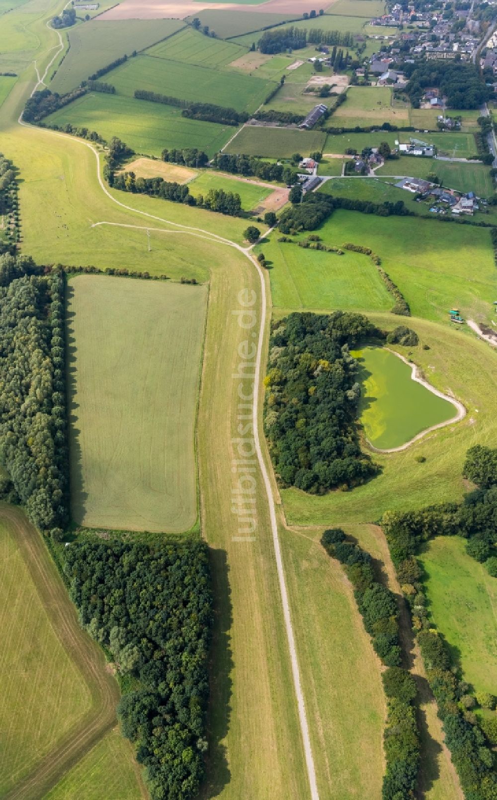 Luftaufnahme Emmerich am Rhein - Baumreihen und ein Teich an einer Landstraße an einem Feldrand in Emmerich am Rhein im Bundesland Nordrhein-Westfalen, Deutschland