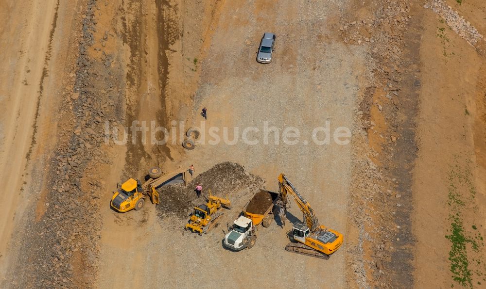 Meschede aus der Vogelperspektive: Baumschinen- Fahrzeuge auf der Baustelle am Autobahn- Brückenbauwerk der BAB A46 in Meschede im Sauerland im Bundesland Nordrhein-Westfalen