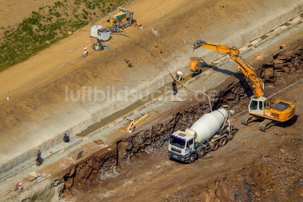 Luftbild Meschede - Baumschinen- Fahrzeuge auf der Baustelle am Autobahn- Brückenbauwerk der BAB A46 in Meschede im Sauerland im Bundesland Nordrhein-Westfalen