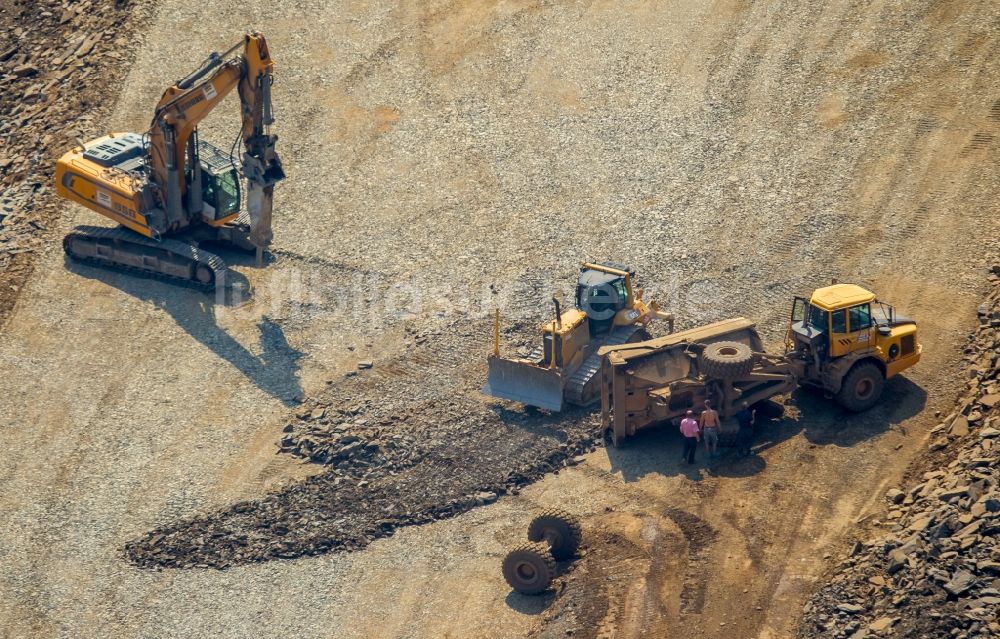 Luftaufnahme Meschede - Baumschinen- Fahrzeuge auf der Baustelle am Autobahn- Brückenbauwerk der BAB A46 in Meschede im Sauerland im Bundesland Nordrhein-Westfalen