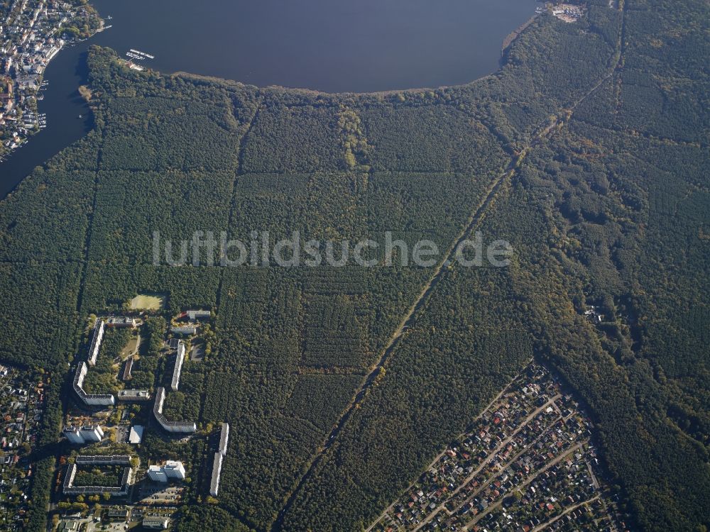 Luftaufnahme Berlin - Baumspitzen in einem Waldgebiet an der Mündung der Müggelspree in den Großen Müggelsees in Berlin