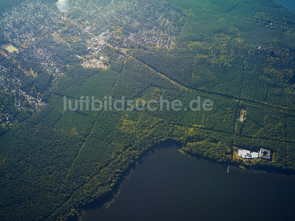 Berlin aus der Vogelperspektive: Baumspitzen in einem Waldgebiet zwischen Langer See (Dahme) und Großem Müggelsee in Berlin