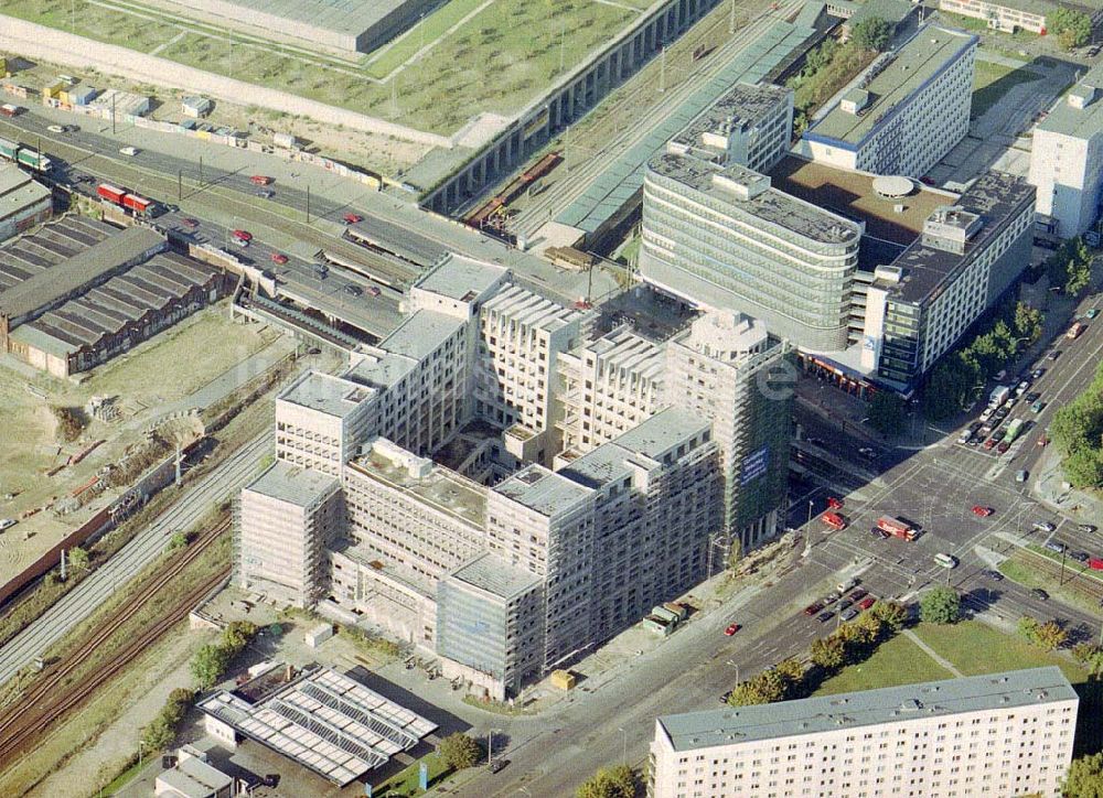 Luftbild Berlin - Lichtenberg - Bauruine des Büro- und Geschäftshauses an der Landsberger Allee / Ecke Storkower Straße in Berlin - Lichtenberg.